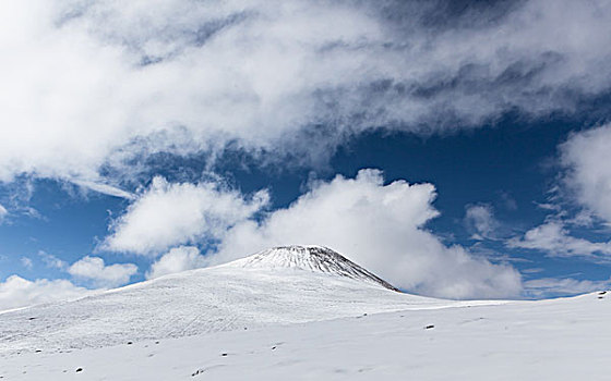 雄伟的雪峰