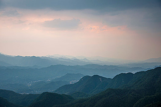 起伏的山峦和暖色的天空