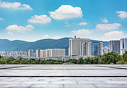 在現代城市空曠的街道