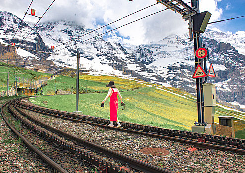 瑞士阿尔卑斯山的红衣少女