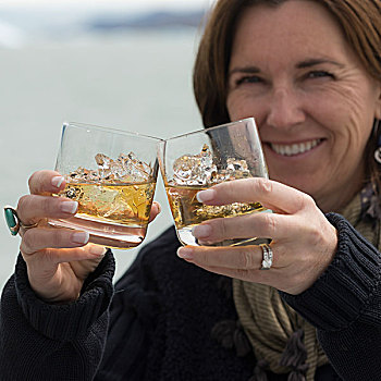 微笑,女人,拿着,玻璃杯,威士忌酒,阿根廷湖,圣克鲁斯省,巴塔哥尼亚,阿根廷