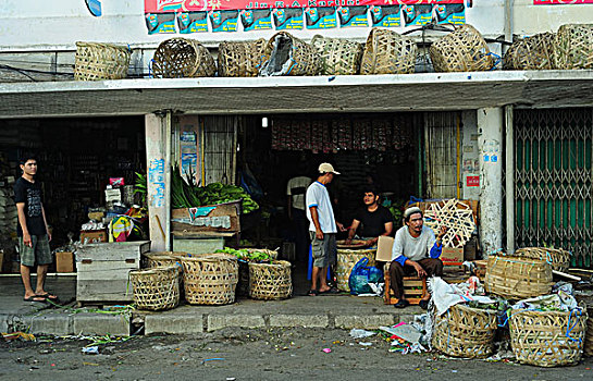 indonesia,sumatra,banda,aceh,muslim,men,selling,on,the,market