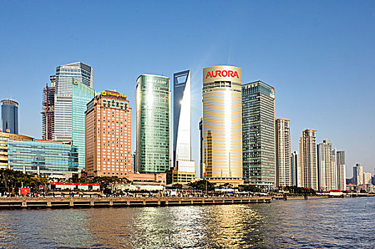 黄浦江上的上海浦东建筑群