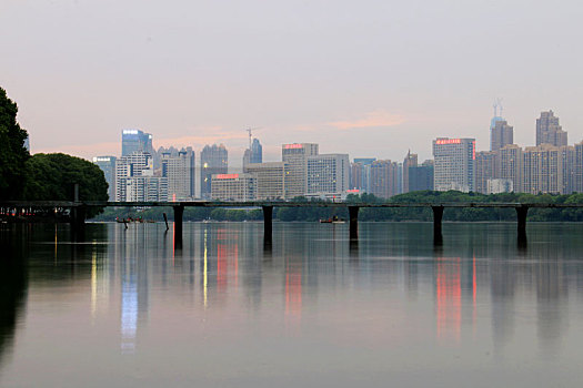 湖北省武汉市东湖边的城市夜景