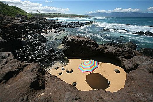 鲜艳,海滩伞,沙,圆,围绕,火山岩,石头,靠近,海洋