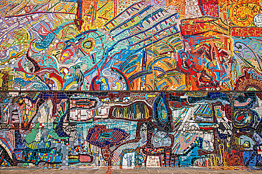 重庆沙坪坝区大学城四川美院罗冠中艺术馆涂鸦墙群楼间的人行道