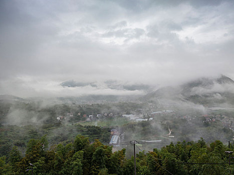 晨雾中的桐庐山村