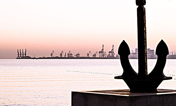 威海码头铁锚雕塑
