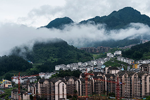云雾缭绕的重庆綦江区万盛八角小镇