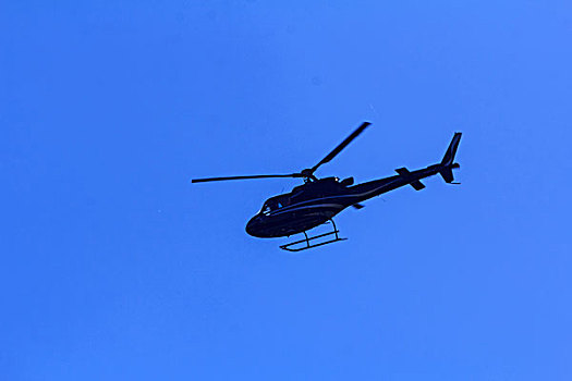 天空中的直升飞机