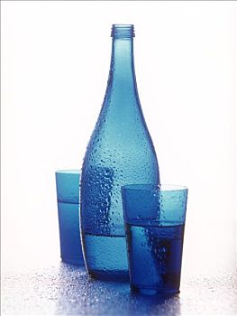 蓝色,瓶子,两个,玻璃杯,矿泉水