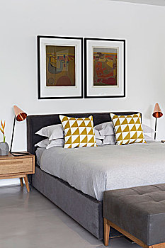 对称,卧室,灰色,散落,垫子,图案,床,仰视,两个,艺术品,墙壁