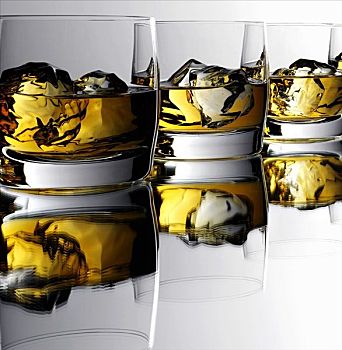 三个,玻璃杯,威士忌酒,冰块