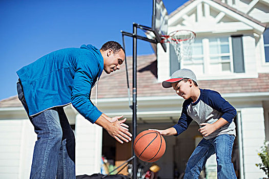 父子,玩,篮球,晴朗,私家车道