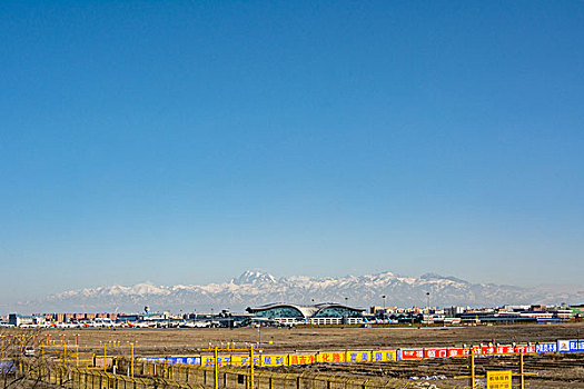 新疆乌鲁木齐地窝堡国际机场雪山背景