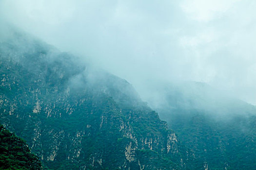 云雾笼罩着山峰