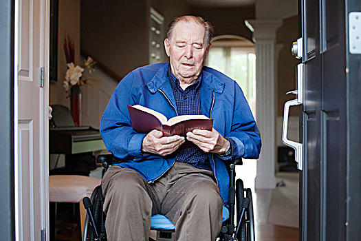 老人,轮椅,正前,拿着,圣经