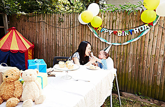 母亲,儿子,坐,桌子,吃,生日蛋糕