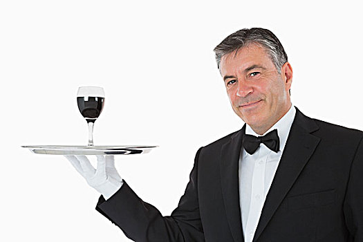 微笑,服务员,拿着,玻璃,满,葡萄酒,银色托盘,白人
