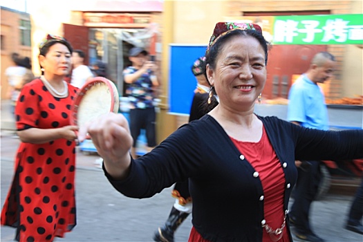 阿勒屯古街,维吾尔族传统文化村的木卡姆表演