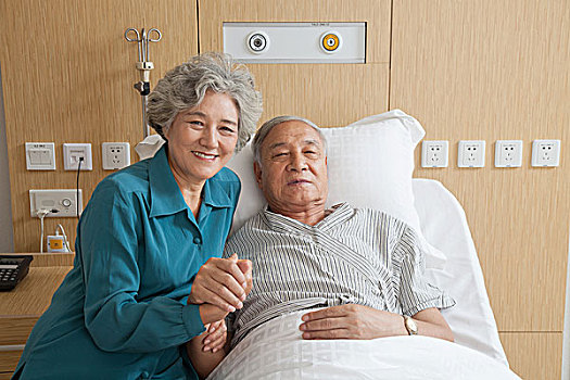 患者和家屬在病房