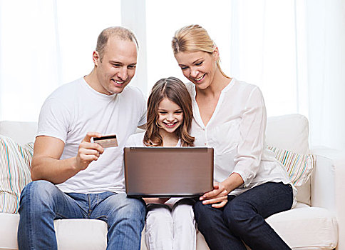 家庭,孩子,科技,钱,家,概念,微笑,父母,小女孩,笔记本电脑,信用卡,在家