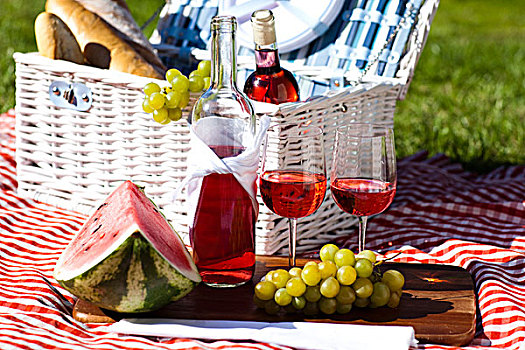 葡萄酒,野餐篮,草地