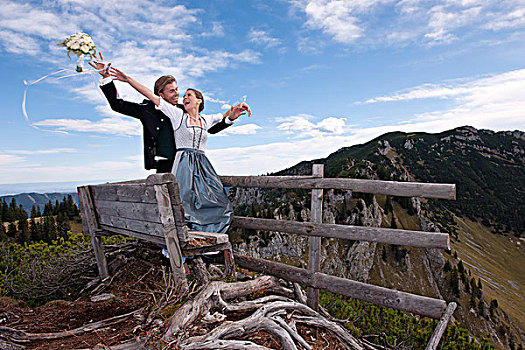 婚礼,情侣,山,投掷,新娘手花,山谷,上奥地利州,奥地利,欧洲