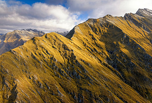 新西兰南岛,航拍南阿尔卑斯山秋天的崇山峻岭