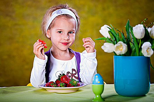 小,金发,女孩,吃,草莓,桌子