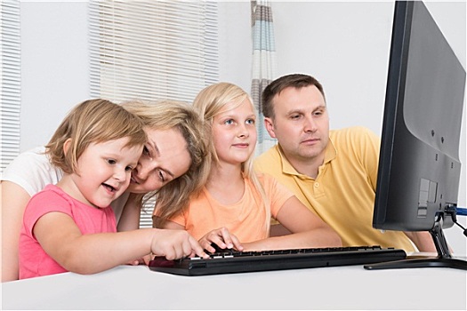 年轻家庭,用电脑,一起