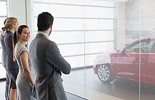 汽车销售,人,看,新,红色,汽车,汽车经销,展示室