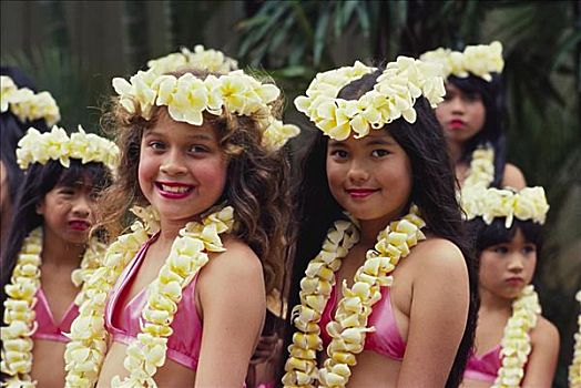 夏威夷,瓦胡岛,卡皮奥拉妮,公园,两个女孩,看镜头,微笑,女孩,相同,衣服,背景