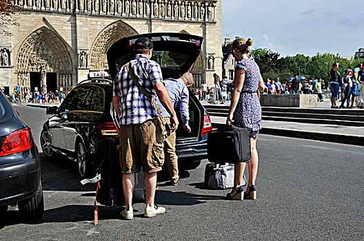 法国,巴黎,年轻,游客,情侣,进入,出租车,正面,圣母大教堂,装载,行李,汽车