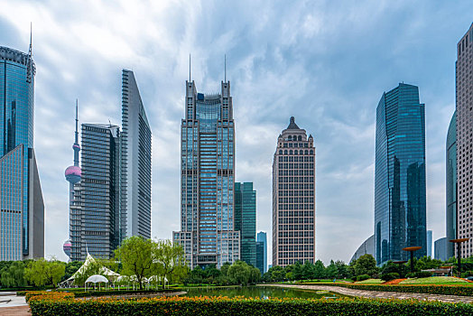 上海陆家嘴金融区办公楼和街道广场