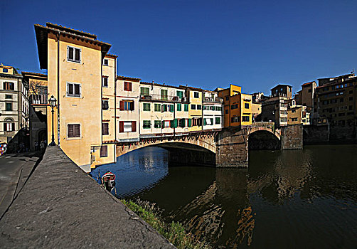 佛罗伦萨维琪奥桥,pontevecchio,横跨在阿尔诺河,arno,之上,是意大利最古老的石造封闭拱肩圆弧拱桥,佛罗伦萨著名的地标之一,维琪奥桥始建于距今1000多年前,今天所能见到的这座桥是134