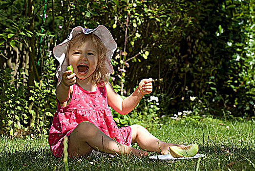 小,女孩,遮阳帽,吃,瓜,花园