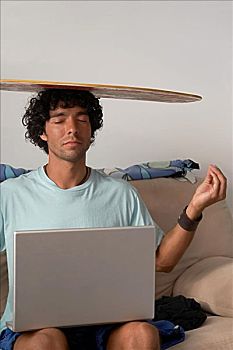 男青年,坐,笔记本电脑,趴板,头部