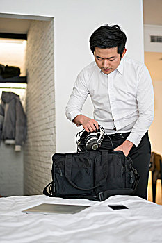 一個年輕男人的商務旅程