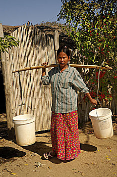 缅甸,女人,穿,裙子,水,木质,杆,两个,桶,蒲甘,中心,亚洲