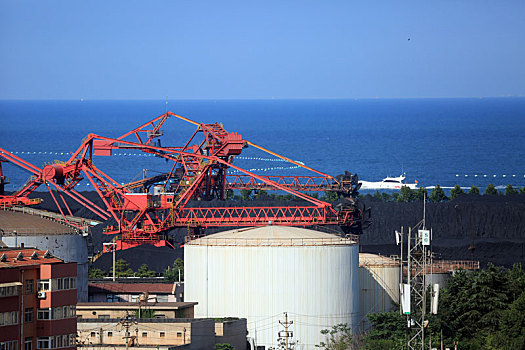 山东省日照市,碧海与帆船辉映下的海龙湾风景如画