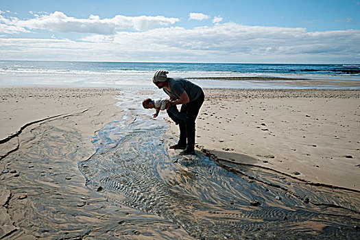 父亲,幼儿,看,波纹,沙子,海滩