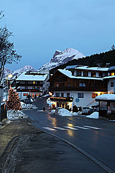 奥地利雪山下的小镇