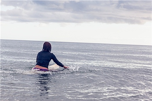 后视图,女人,冲浪板,水中