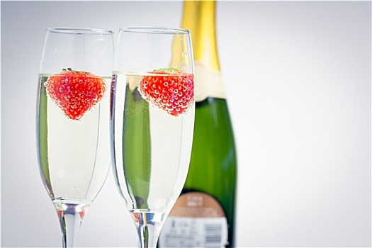 两个,香槟酒杯,漂浮,草莓