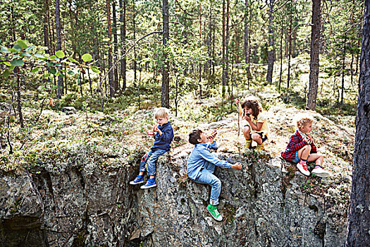 孩子,坐,石头,树林,吃,野餐