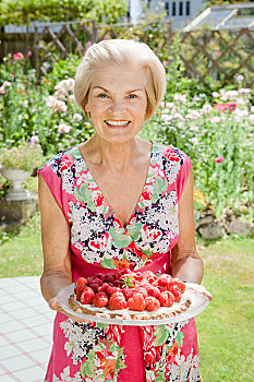 成年,女人,拿着,草莓糕点