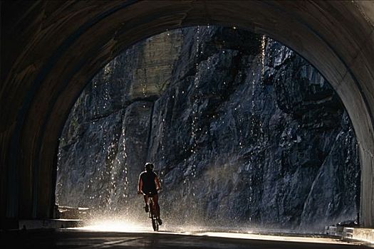 女人,自行车,隧道,冰河国家公园,蒙大拿
