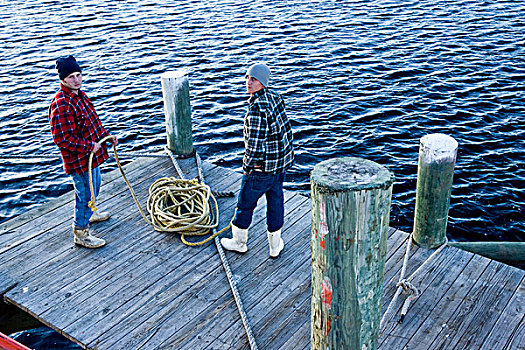 后视图,年轻,捕鱼者,站立,码头,绳索