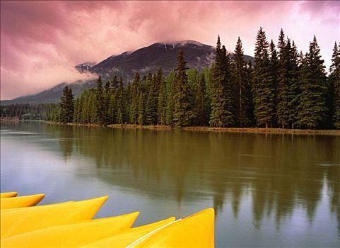 独木舟,靠近,湖,弓河,班芙国家公园,艾伯塔省,加拿大